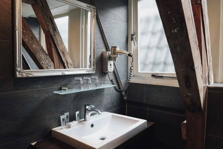 Hotel Corner House bathtub