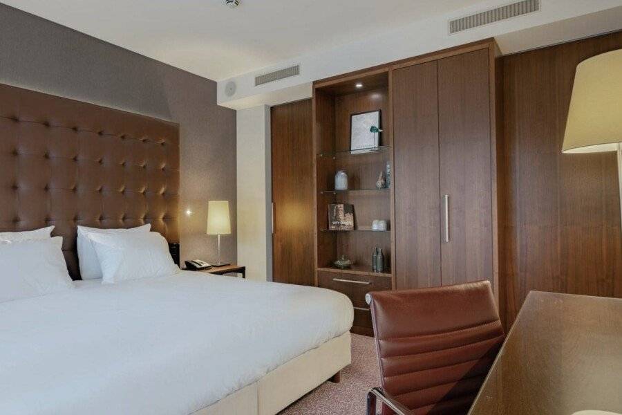 Crowne Plaza - South, an IHG Hotel hotel bedroom