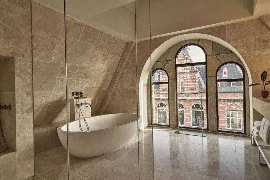 Conservatorium Hotel bathtub