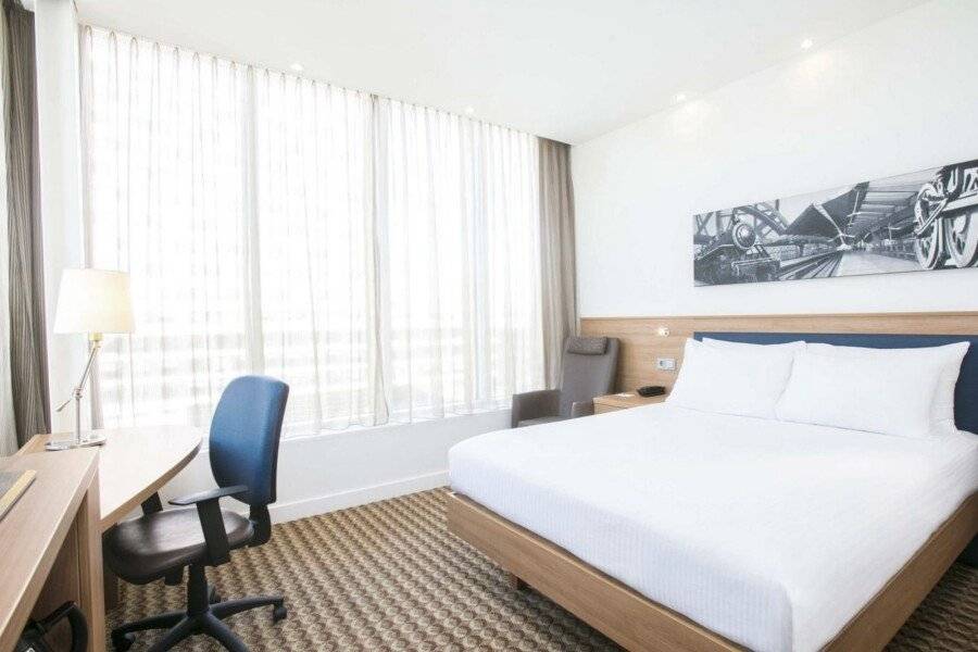 Hampton By Hilton Arena Boulevard hotel bedroom