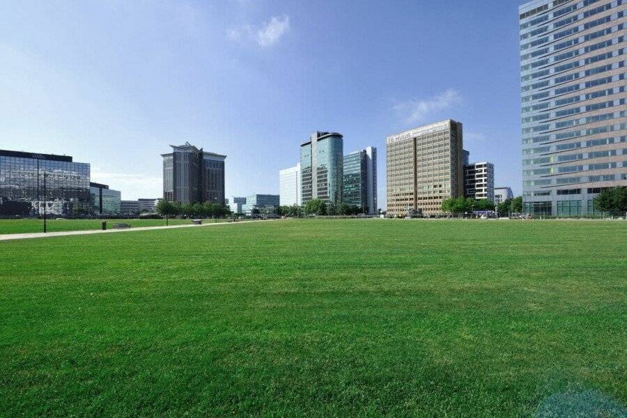 Holiday Inn Express Arena Towers, an IHG Hotel 