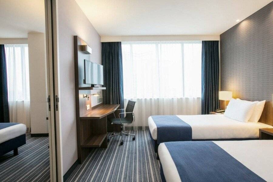 Holiday Inn Express Arena Towers, an IHG Hotel hotel bedroom