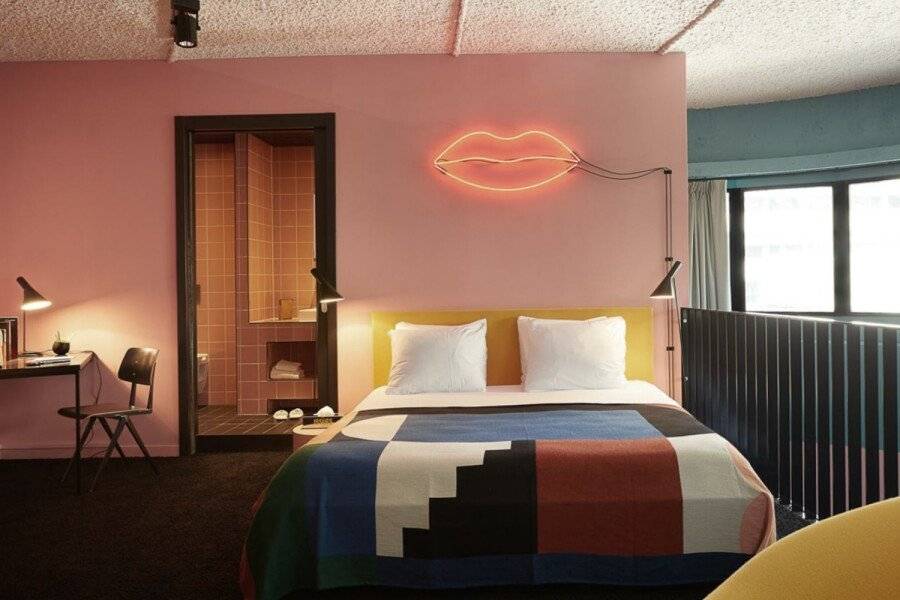 The Social Hub City hotel bedroom