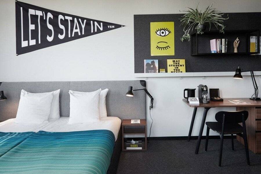 The Social Hub City hotel bedroom