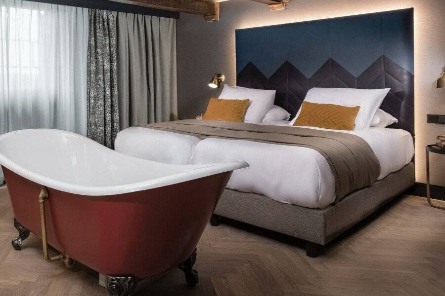 The Hendrick's Hotel hotel bedroom, bathtub