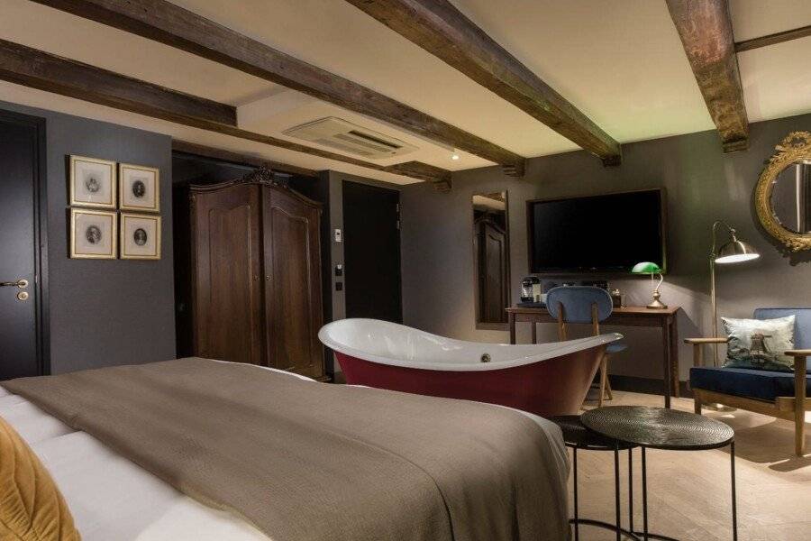 The Hendrick's Hotel hotel bedroom,bathtub