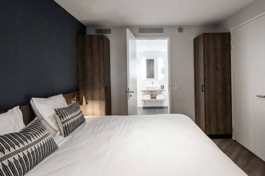 Numa Docklands hotel bedroom