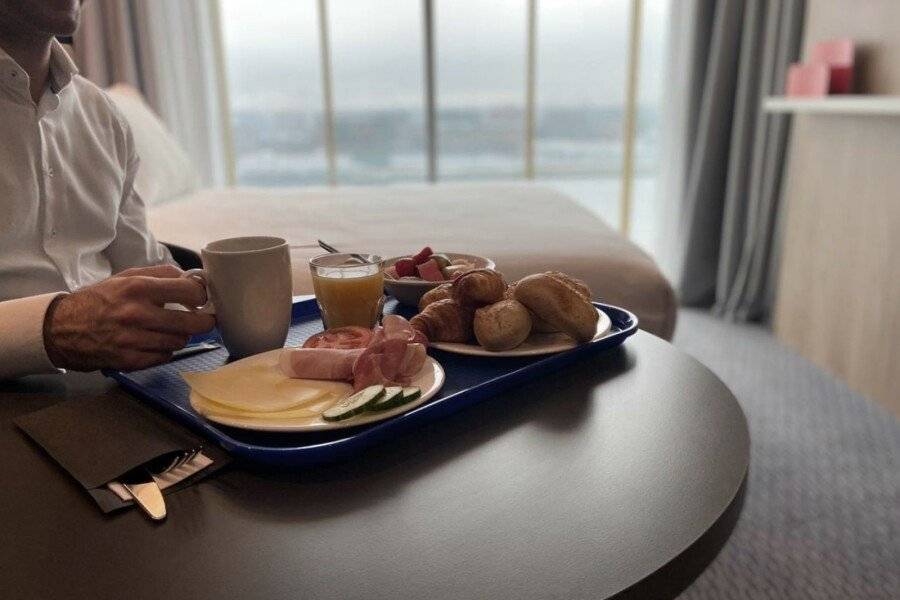 Holiday Inn Express - North Riverside, an IHG Hotel breakfast,hotel bedroom,ocean view