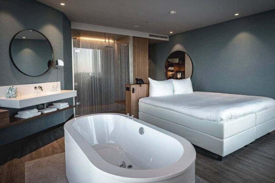 Van der Valk Hotel Zuidas -Rai bathtub,hotel bedroom