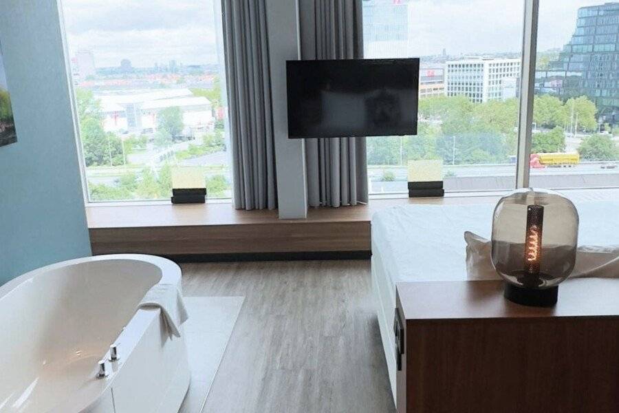 Van der Valk Hotel Zuidas -Rai hotel bedroom, bathtub