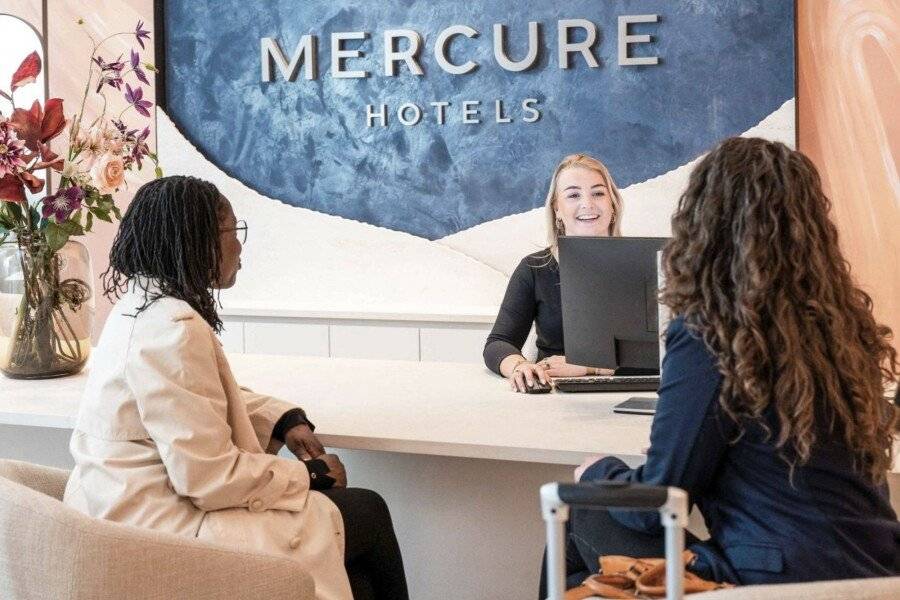 Mercure North Station lobby,front desk