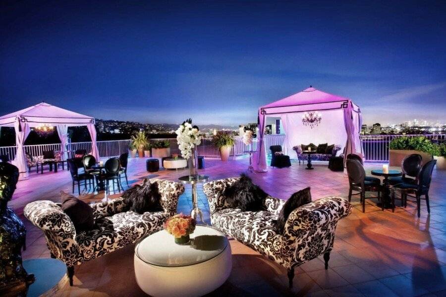 The Beverly Hilton rooftop pool,bar