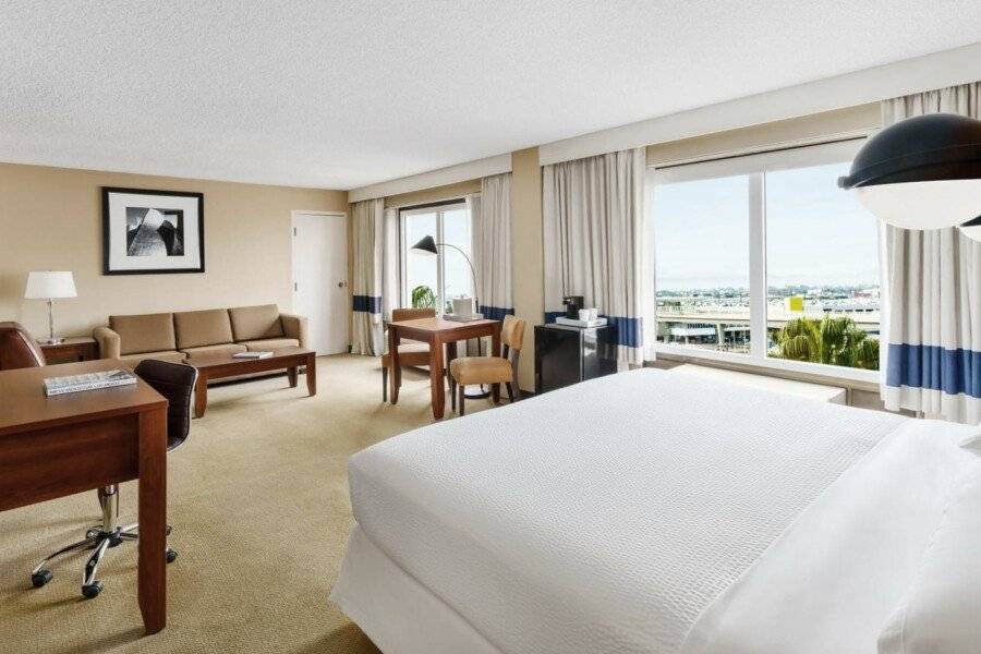 Four Points by Sheraton International Airport hotel bedroom,ocean view