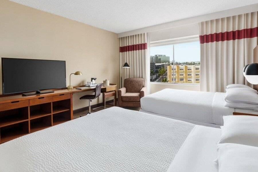 Four Points by Sheraton International Airport hotel bedroom