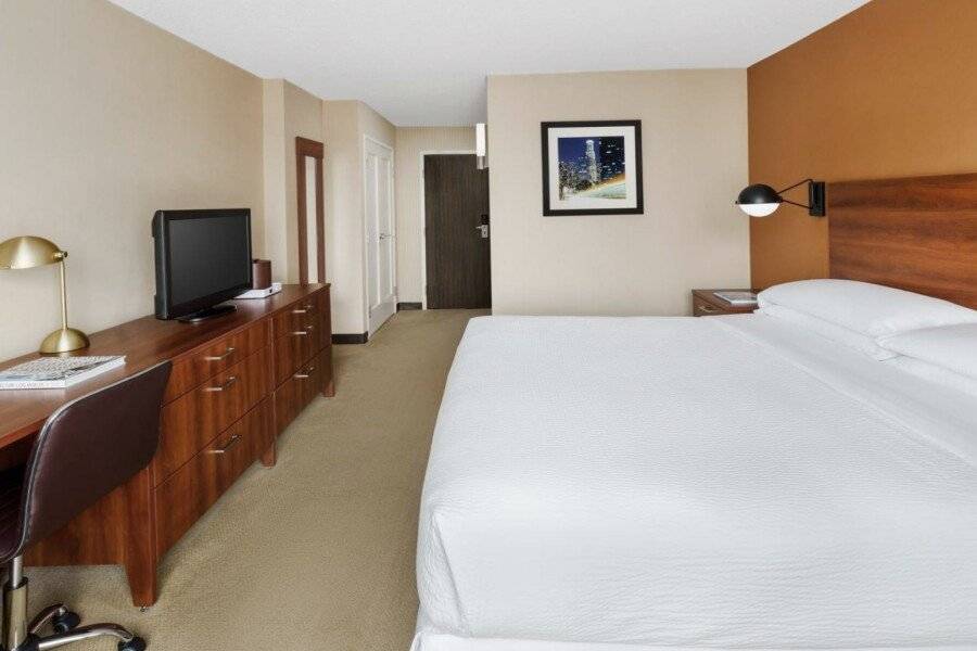 Four Points by Sheraton International Airport hotel bedroom