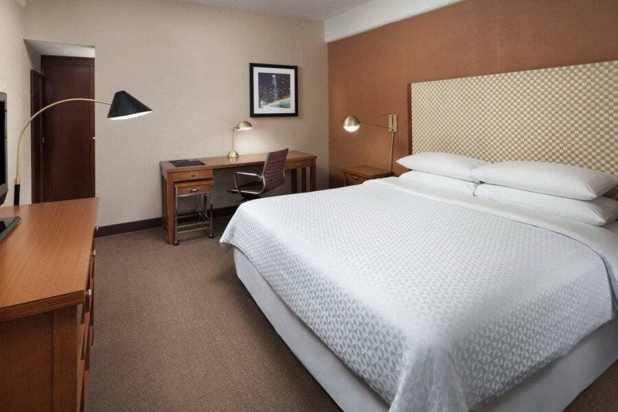 Four Points by Sheraton International Airport hotel bedroom