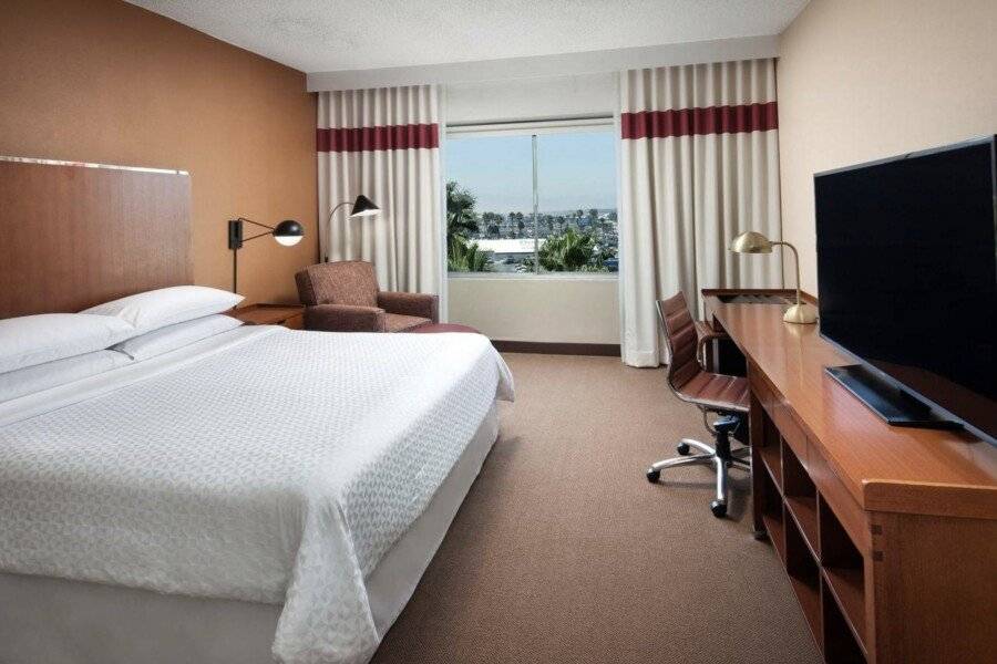 Four Points by Sheraton International Airport hotel bedroom