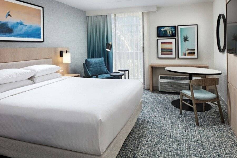 Hotel MDR Marina del Rey- a DoubleTree by Hilton hotel bedroom