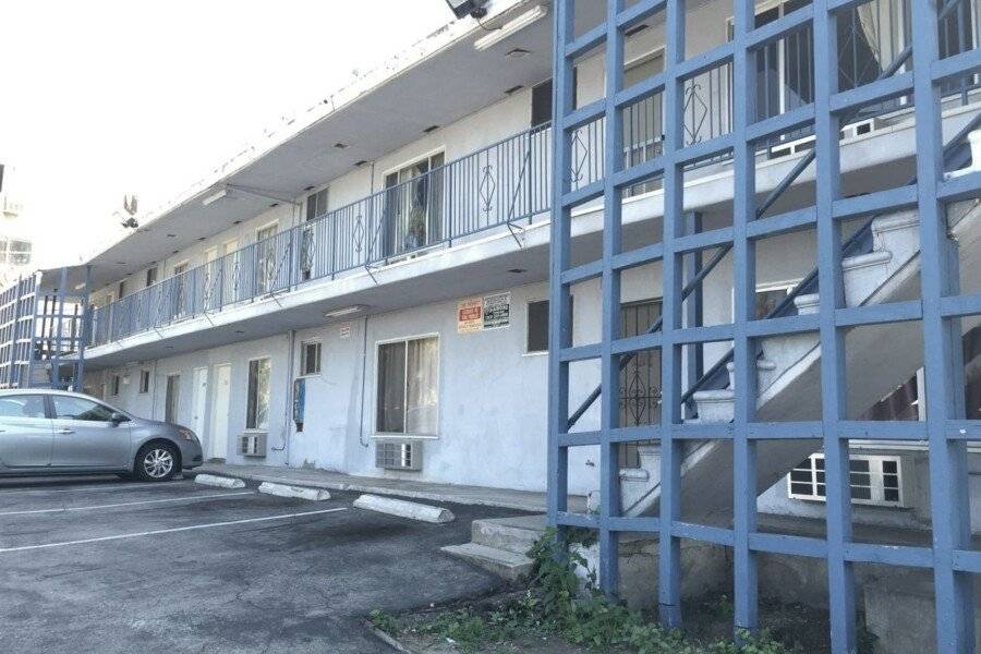 Holiday Lodge , hotel facade