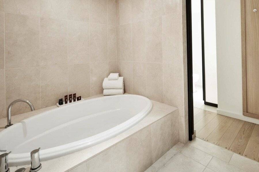 Conrad Downtown bathtub