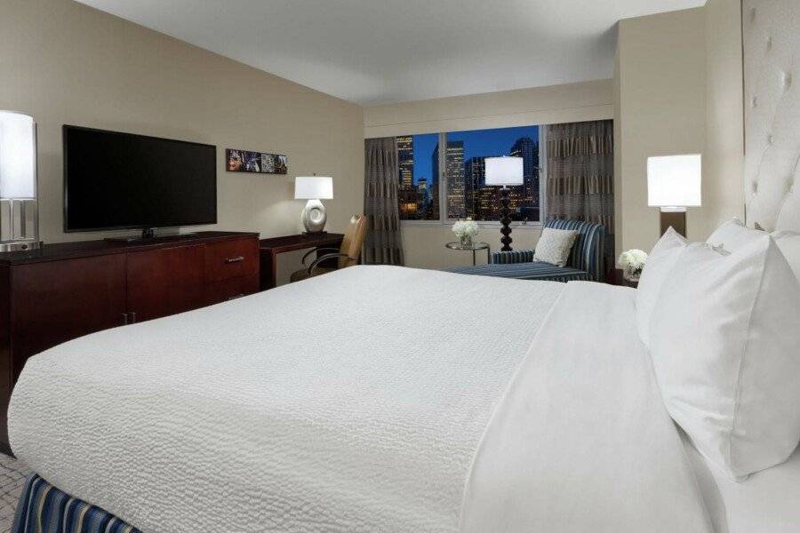 Crowne Plaza Times Square Manhattan, an IHG Hotel hotel bedroom