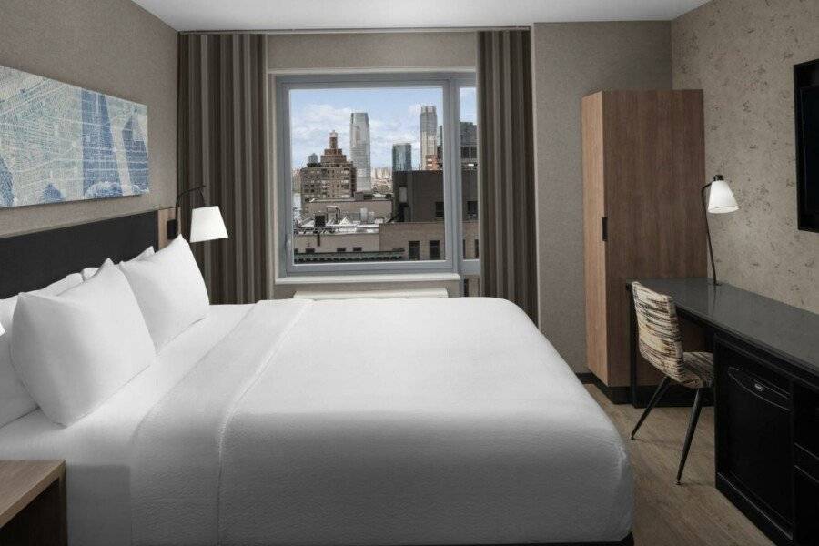 Courtyard by Marriott World Trade Center Area hotel bedroom,city view