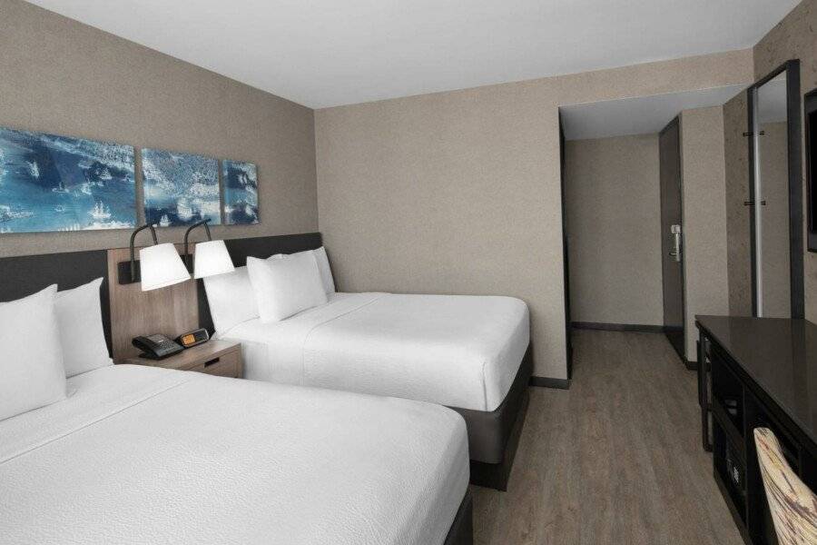 Courtyard by Marriott World Trade Center Area hotel bedroom