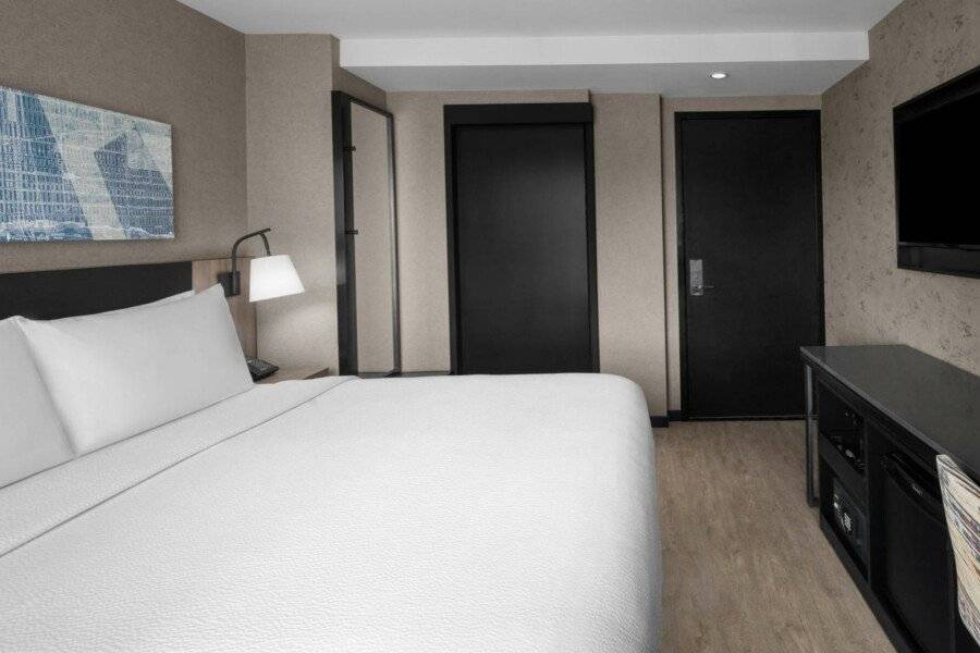 Courtyard by Marriott World Trade Center Area hotel bedroom