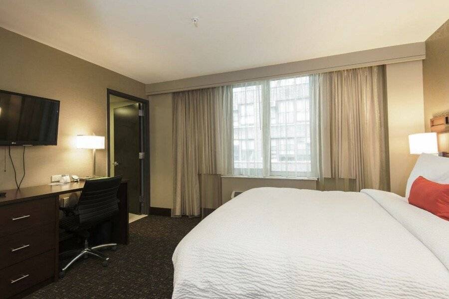 Courtyard by Marriott Times Square West hotel bedroom