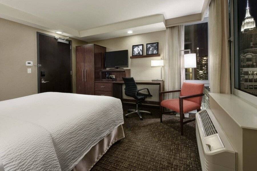 Courtyard by Marriott Times Square West hotel bedroom