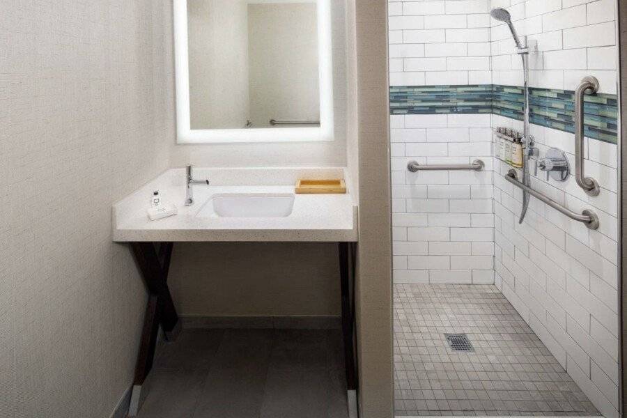 EVEN Hotel - Midtown East, an IHG Hotel bathtub