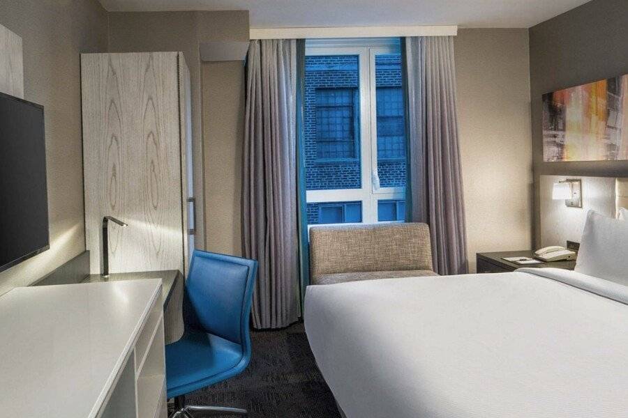 Doubletree By Hilton Times Square West hotel bedroom