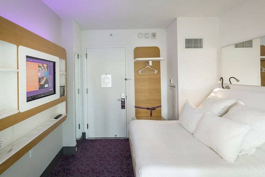 YOTEL Times Square hotel bedroom