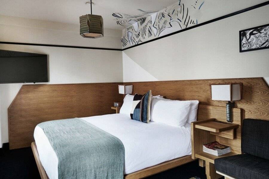 Freehand hotel bedroom