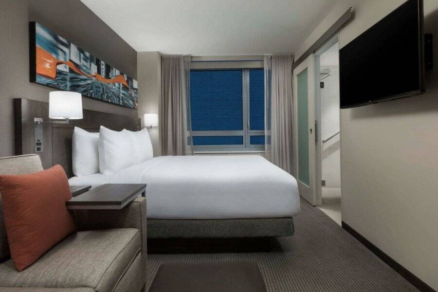 Hyatt Place City/Times Square hotel bedroom