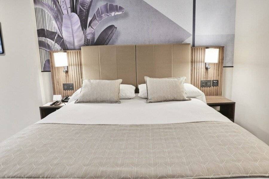 Riu Plaza Manhattan Times Square hotel bedroom