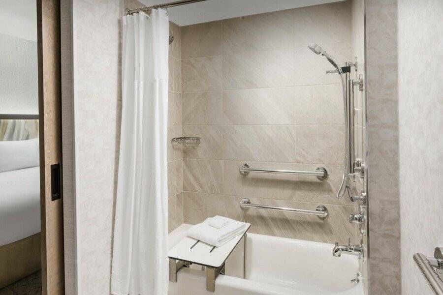 TownePlace Suites by Marriott Manhattan/Chelsea bathtub