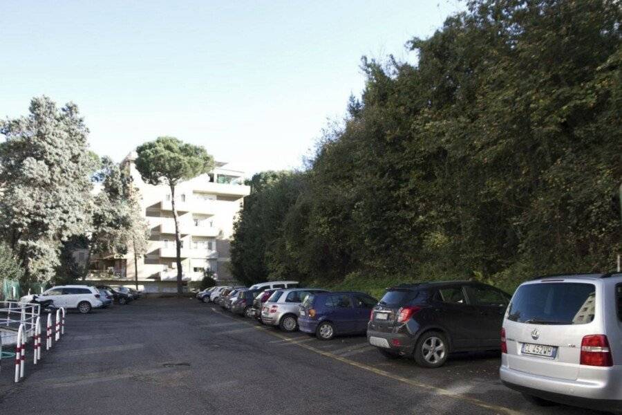 Hotel Marc&#039;Aurelio parking,