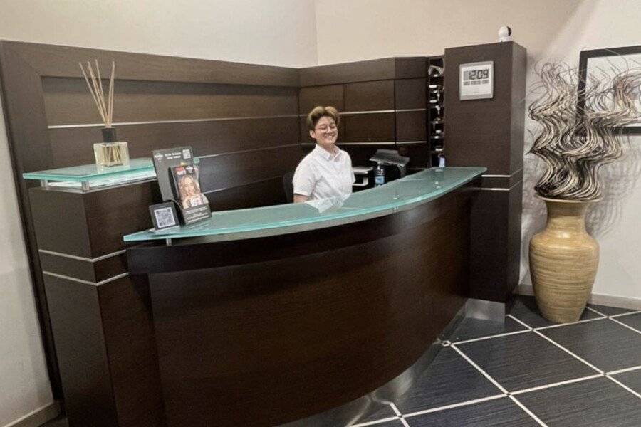 Hotel Garda front desk, lobby, 