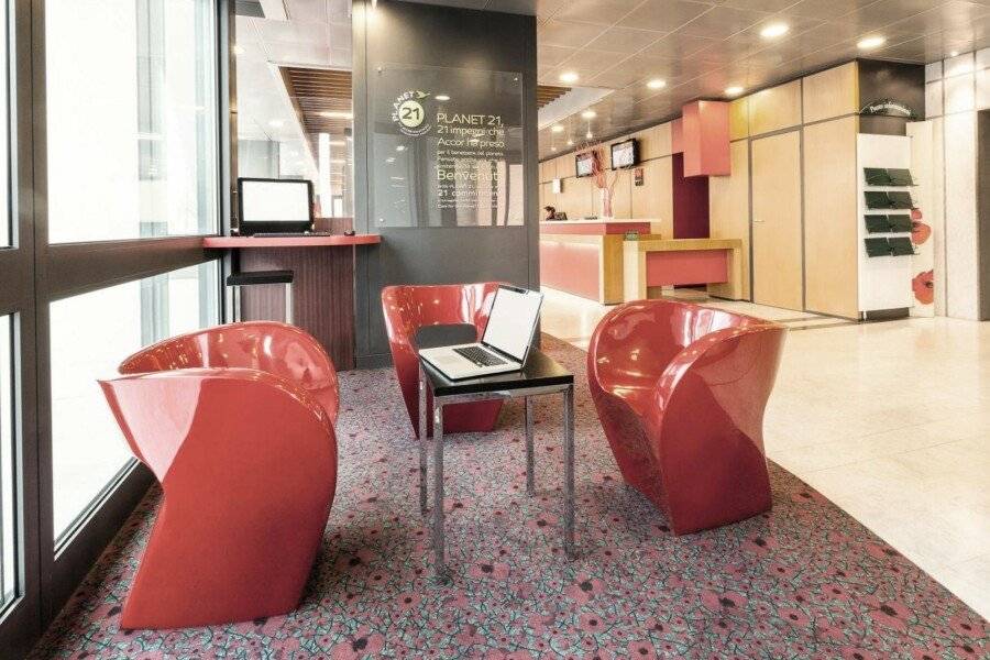 Ibis Roma Fiera lobby,front desk