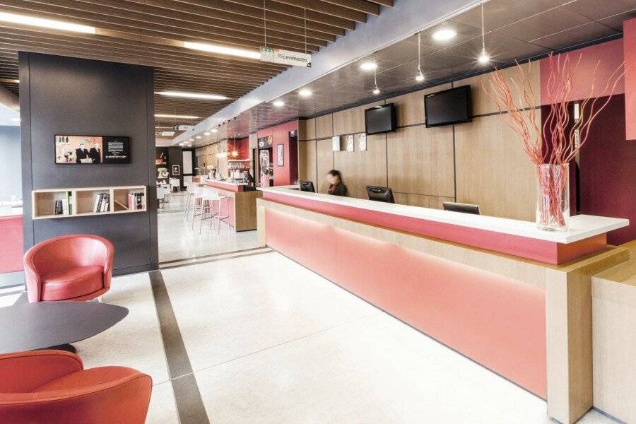 Ibis Roma Fiera lobby, front desk