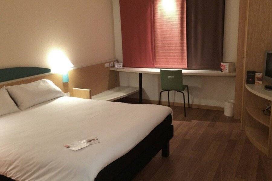 Ibis Roma Fiera hotel bedroom