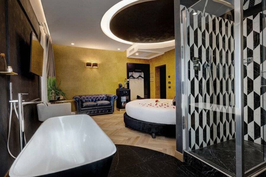 Dharma Boutique Hotel & SPA hotel bedroom,bathtub