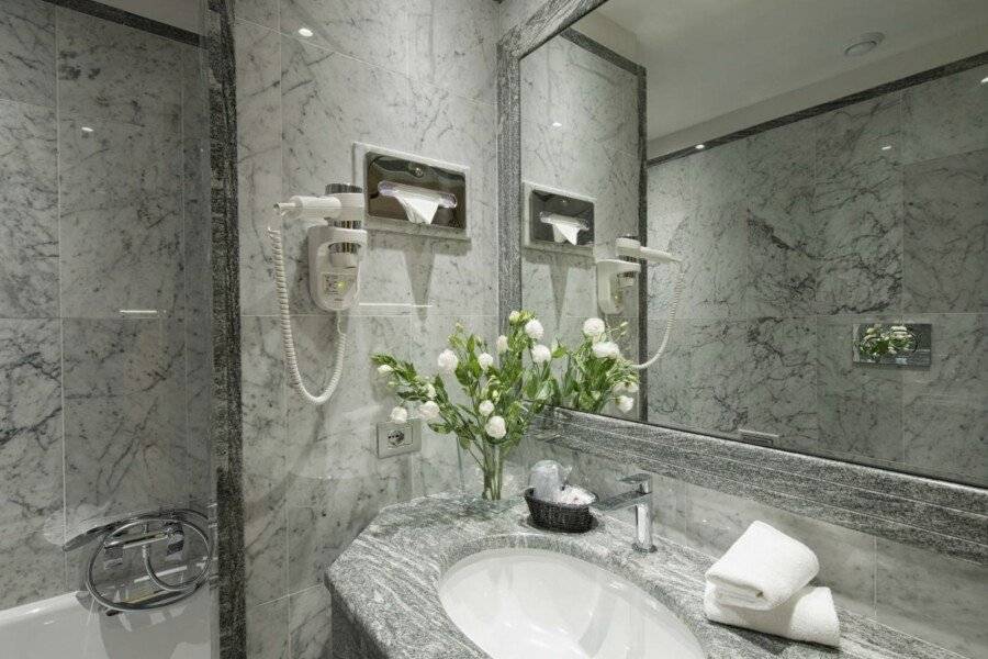 Hotel Giolli Nazionale bathtub