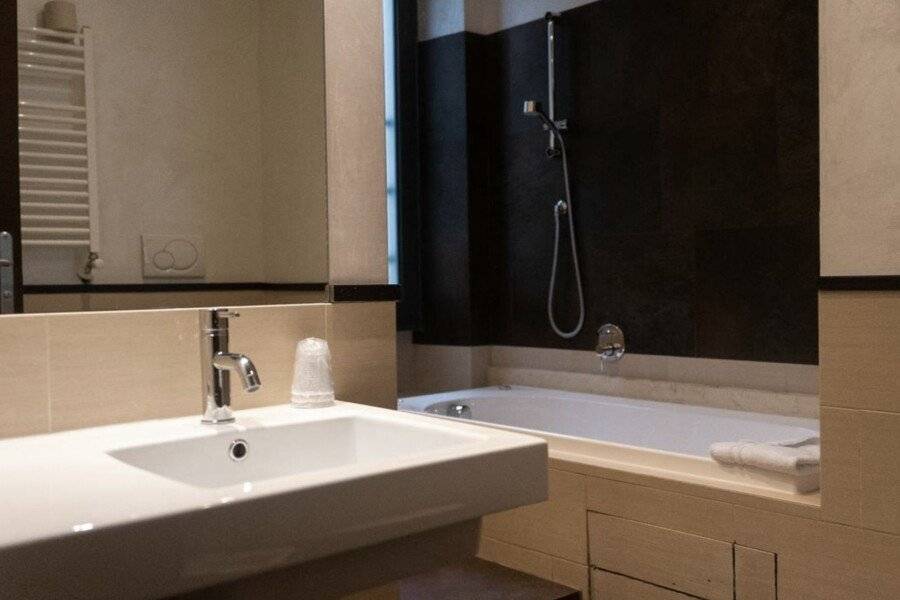 Hotel Re Di Roma bathtub