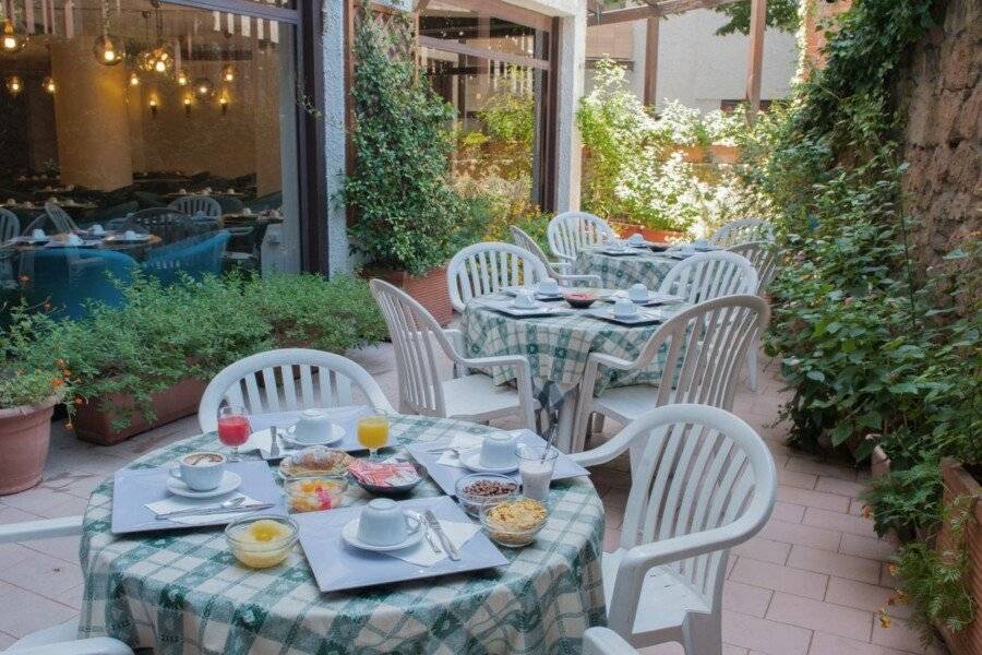 Hotel La Pergola restaurant, breakfast, garden