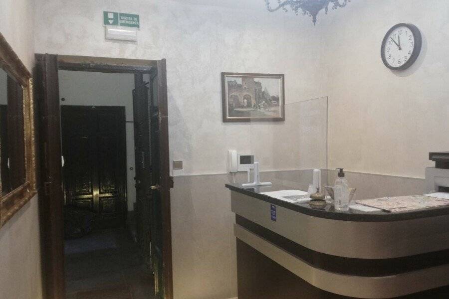 Hotel Rome Love- close to Roma Termini lobby, front desk