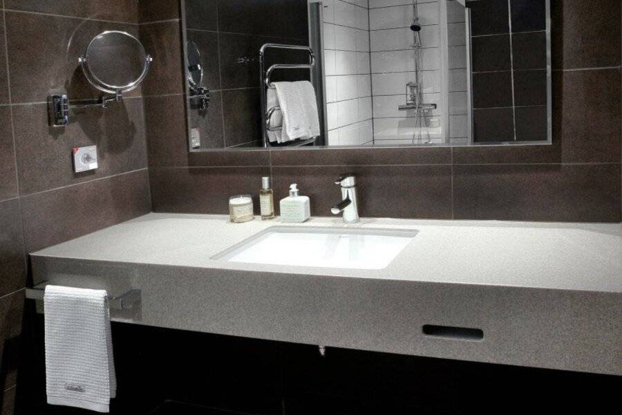 Quality Hotel Waterfront bathtub