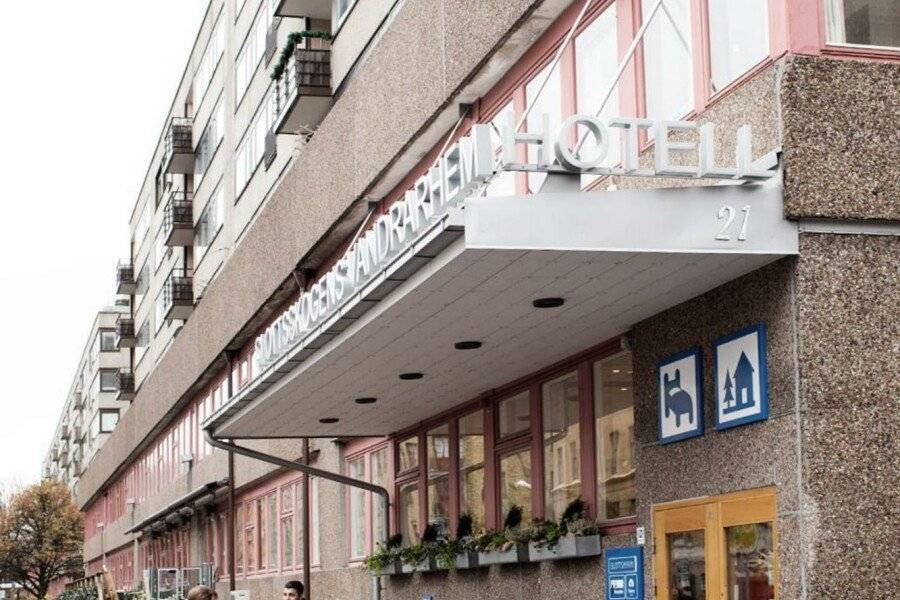 Slottsskogens Hostel hotel facade, front desk