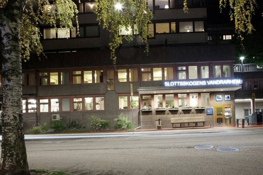 Slottsskogens Hostel hotel facade, front desk